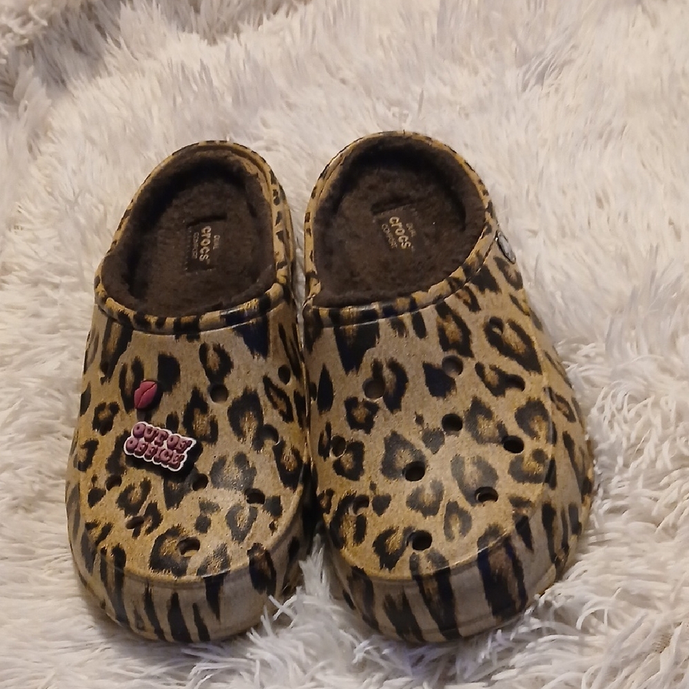 CROCS Leopard Print Fuzzy Lined Clogs in Tan and Black